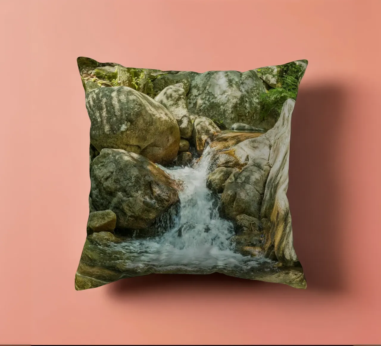 Cascata cuscino da Curious Collections by Marielle Leenders