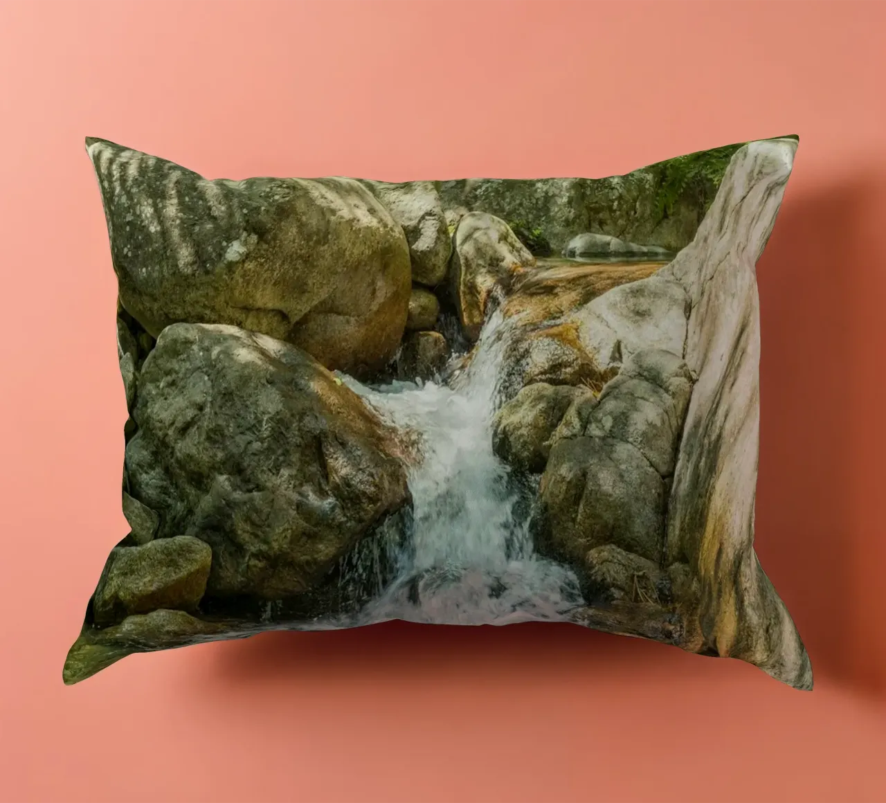 Cascata cuscino da Curious Collections by Marielle Leenders