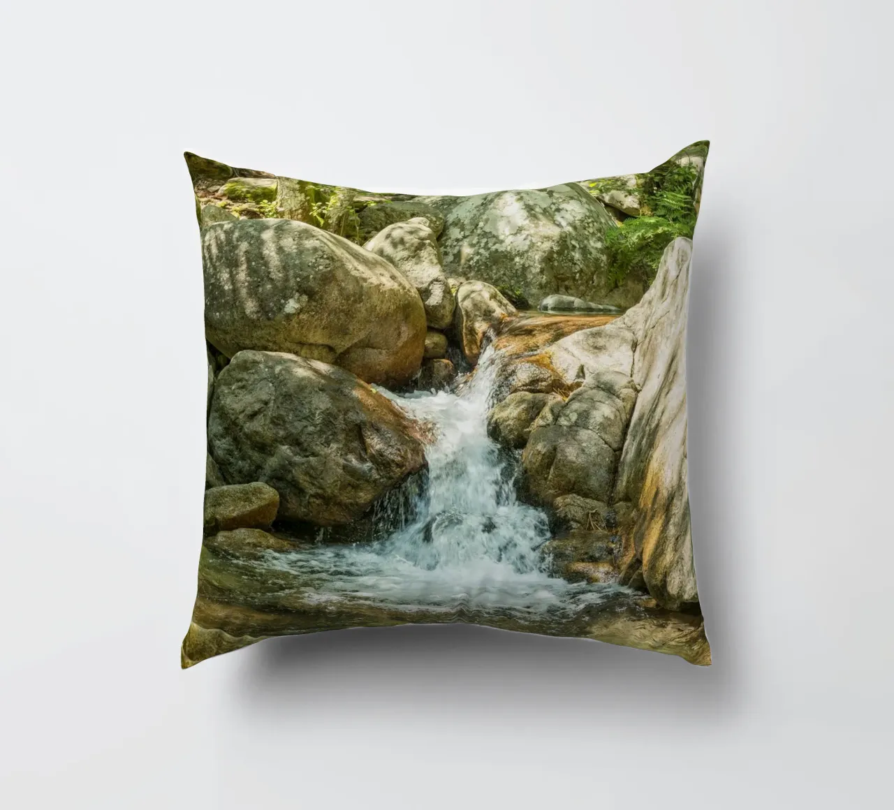 Cascata cuscino da Curious Collections by Marielle Leenders