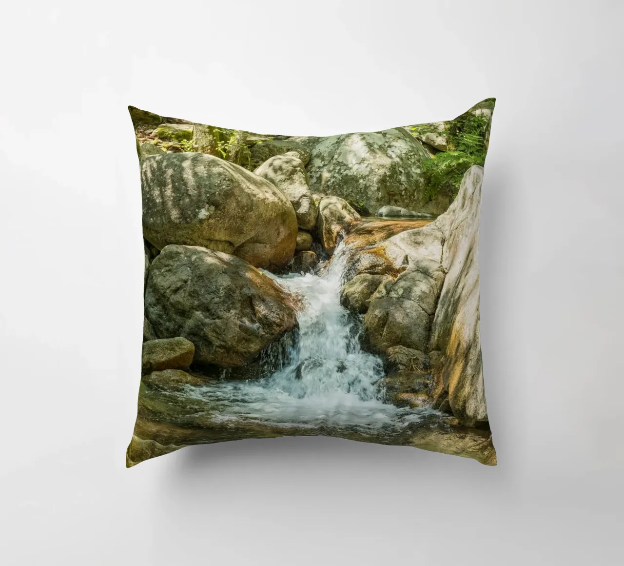 Cascata cuscino da Curious Collections by Marielle Leenders