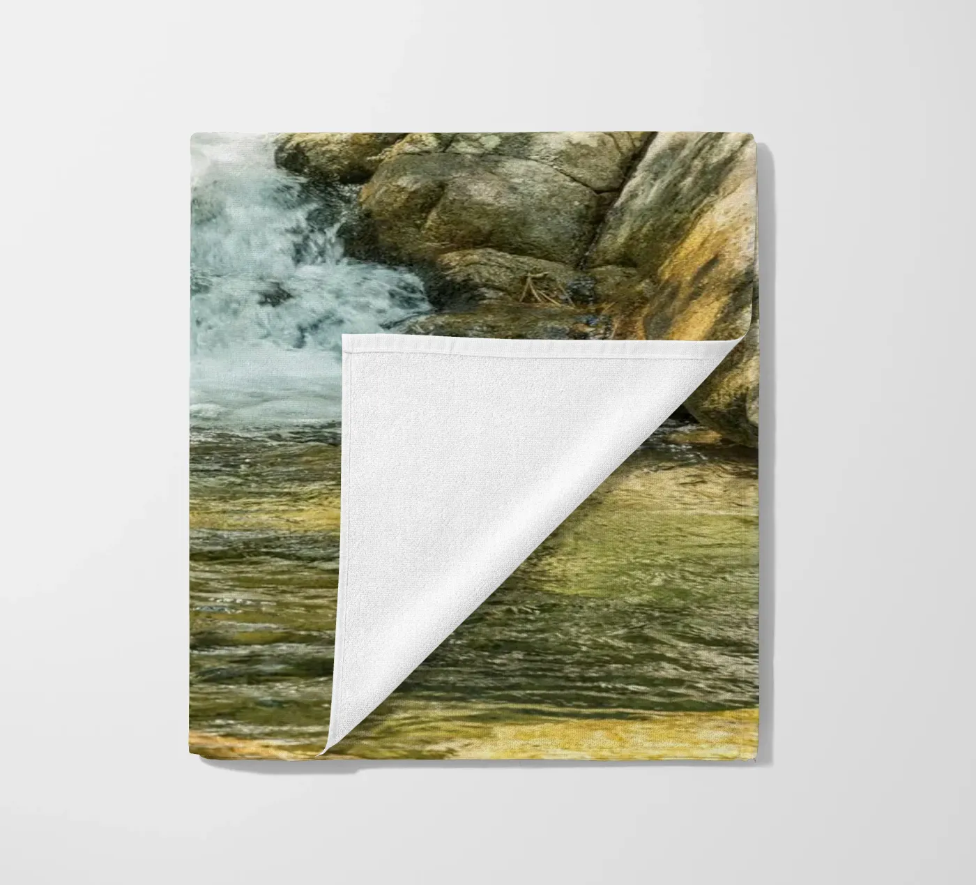 Waterfall Strandtuch von Curious Collections by Marielle Leenders