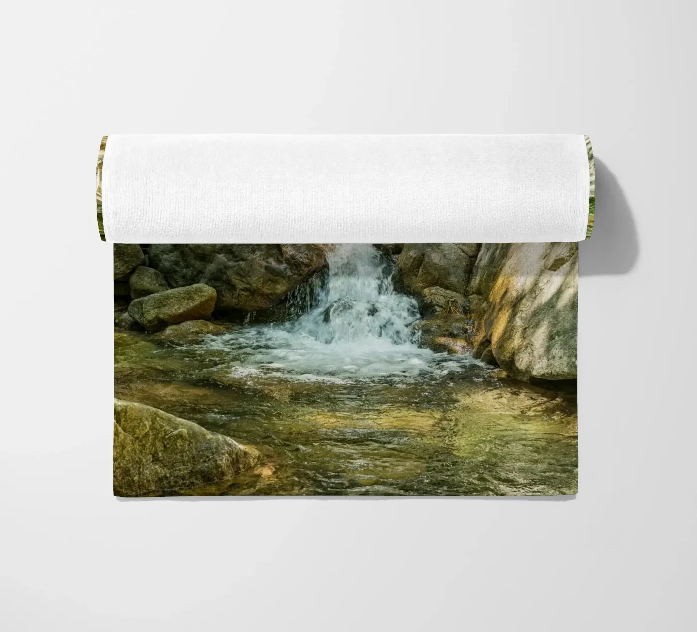 Waterfall Strandtuch von Curious Collections by Marielle Leenders
