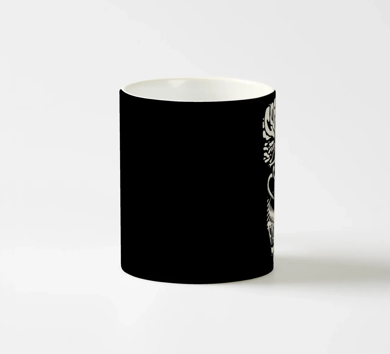 Il caffè mi risveglia dalla morte tazza in ceramica da Gunawan Rb