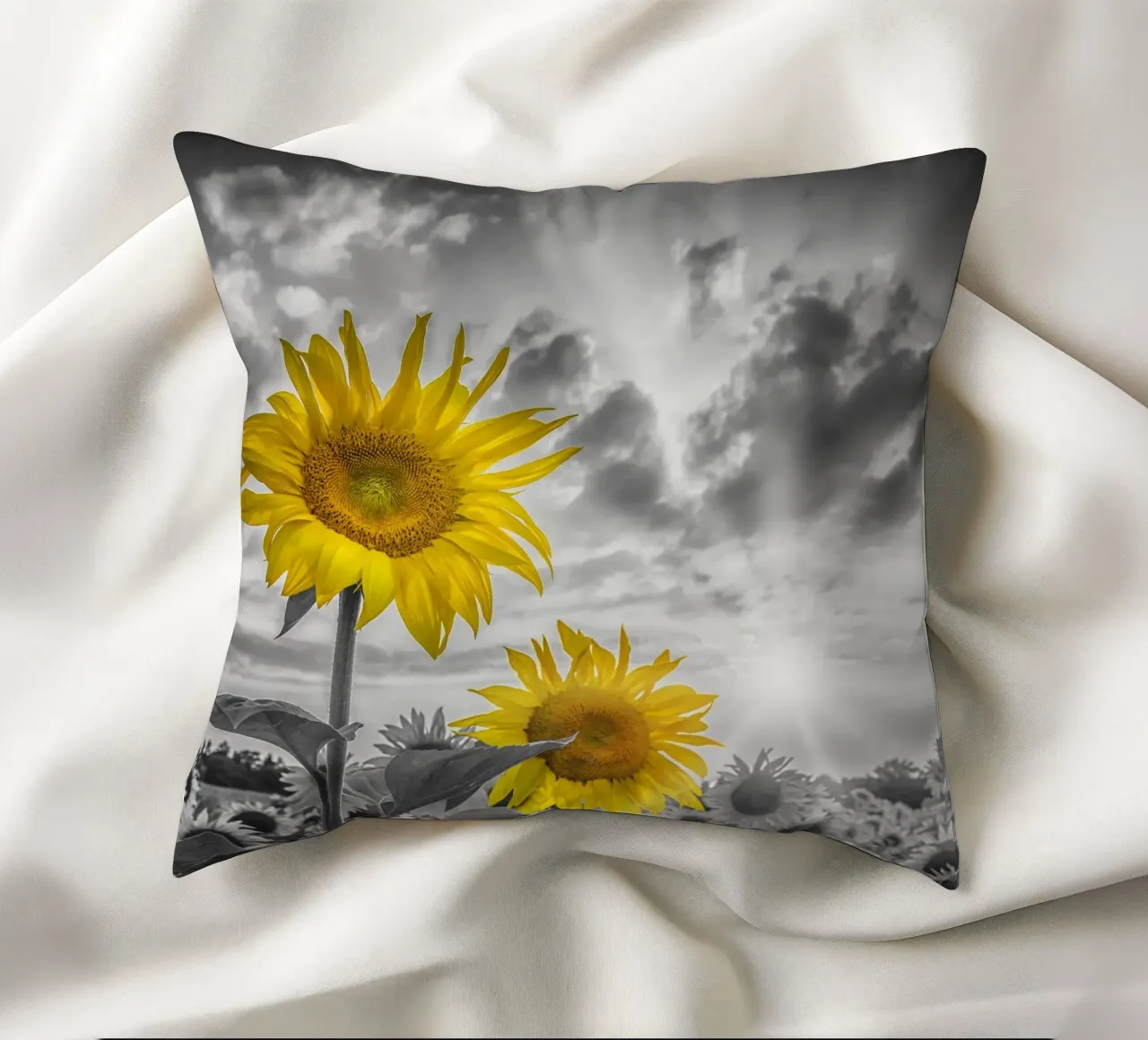 Due girasoli a fuoco cuscino da Melanie Viola