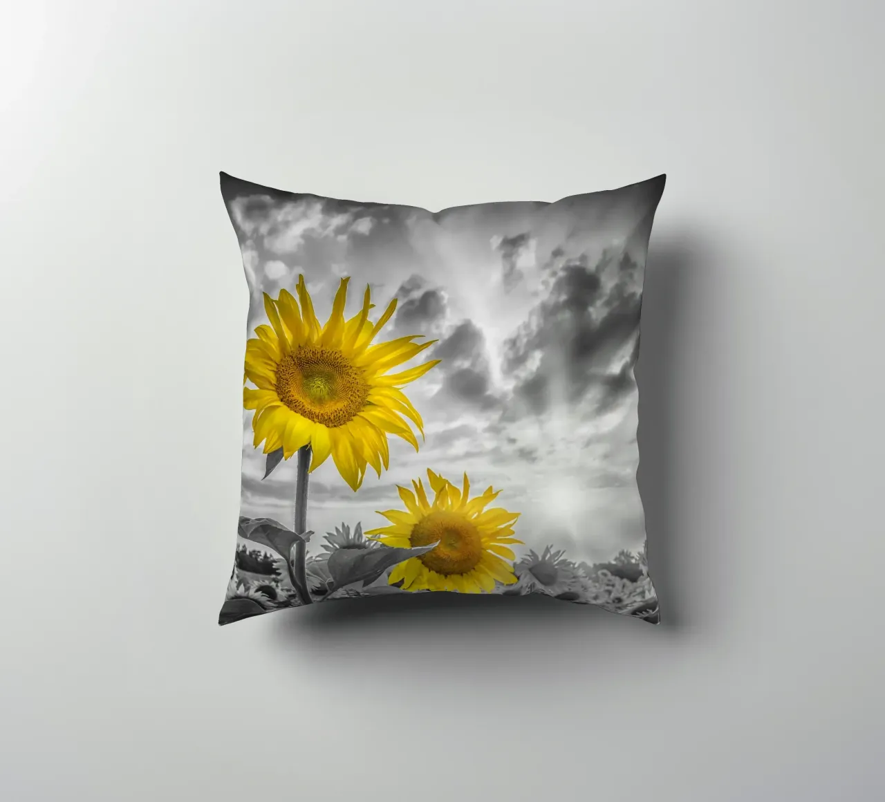 Due girasoli a fuoco cuscino da Melanie Viola