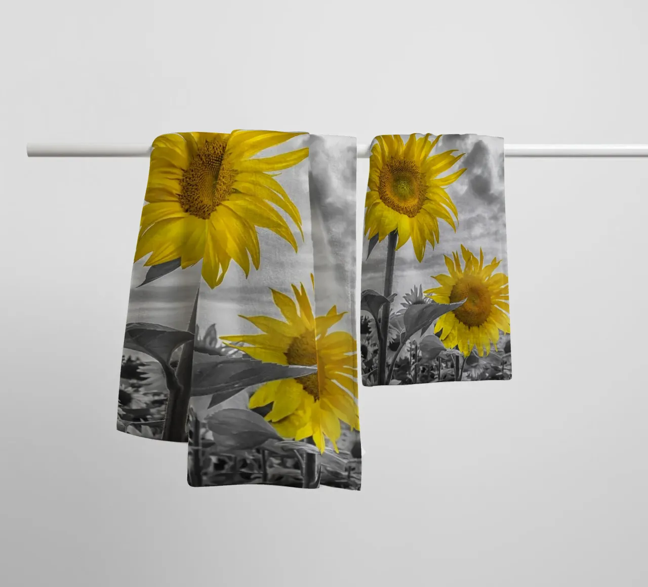 Due girasoli a fuoco asciugamano da bagno da Melanie Viola