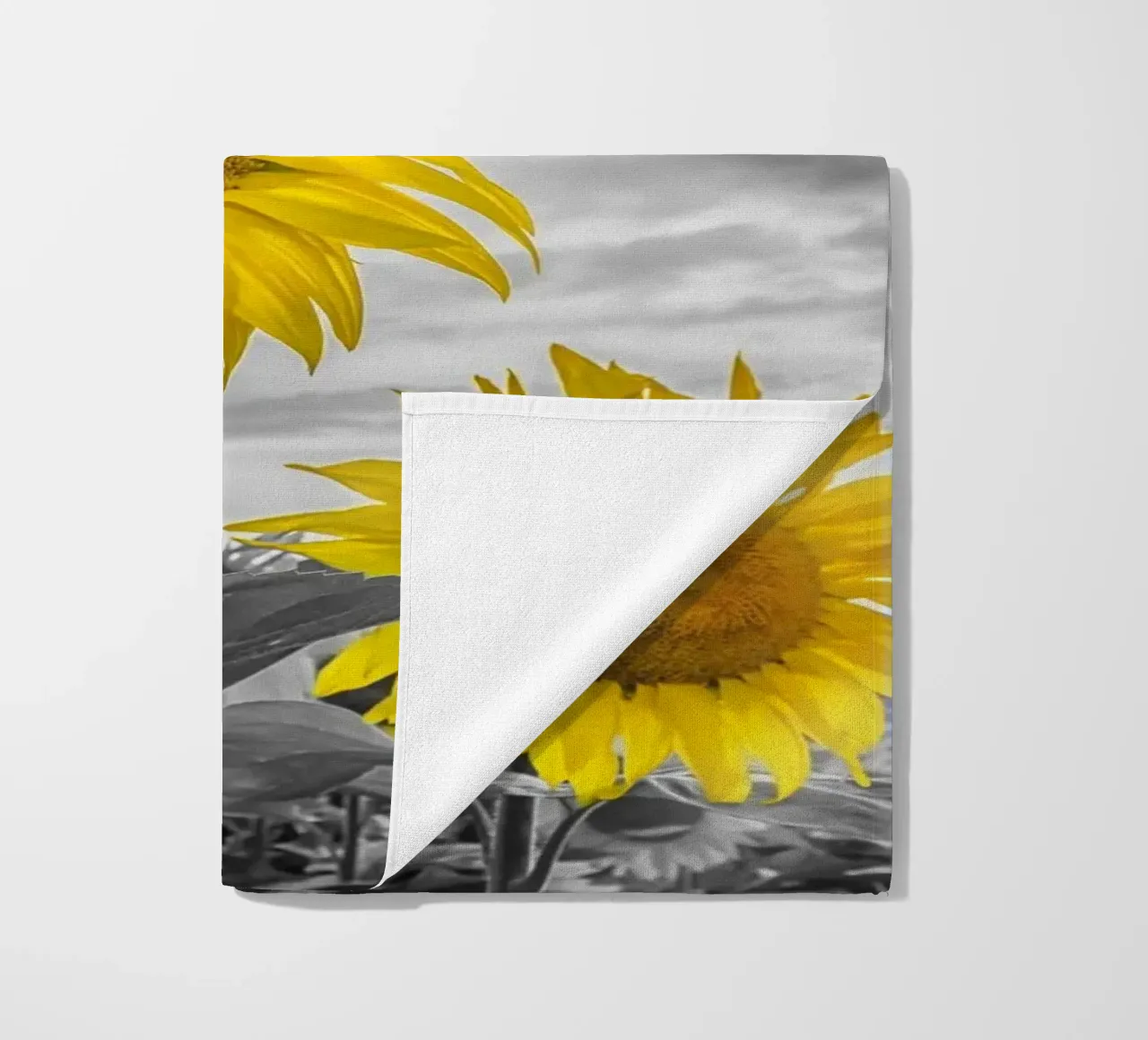 Due girasoli a fuoco telo mare da Melanie Viola