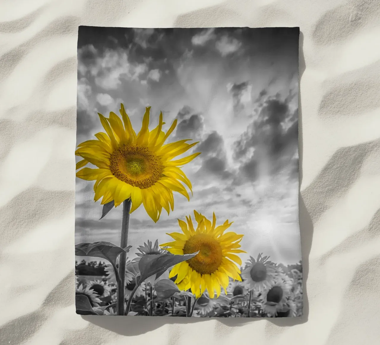 Due girasoli a fuoco telo mare da Melanie Viola