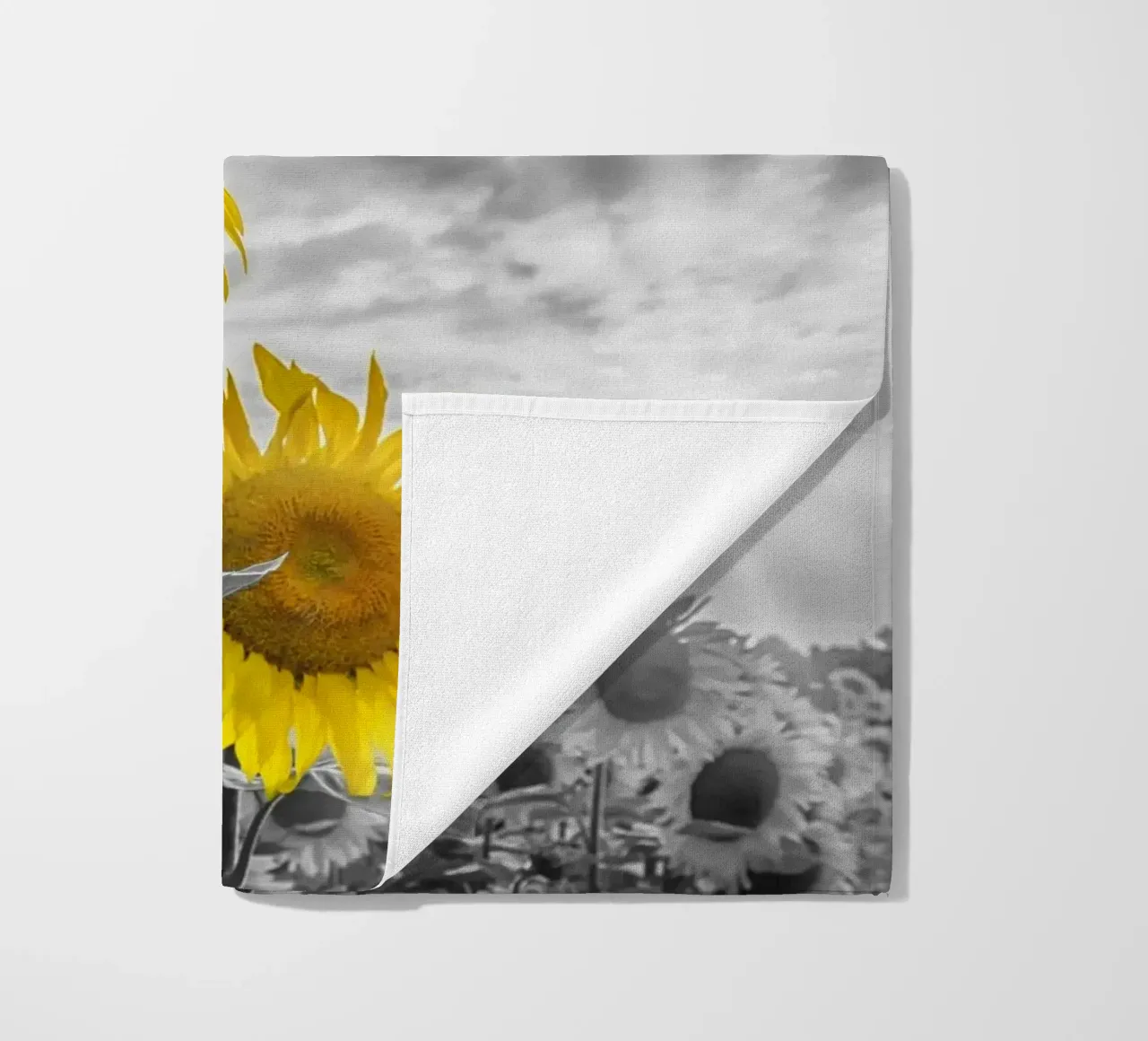 Due girasoli a fuoco telo mare da Melanie Viola