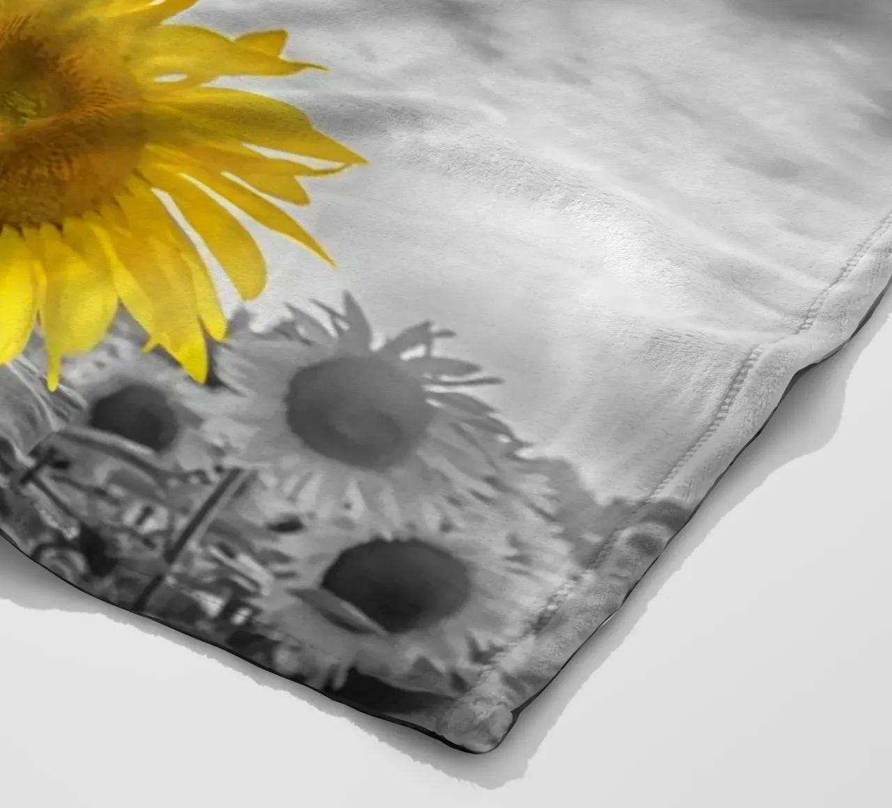 Due girasoli a fuoco coperta in pile da Melanie Viola