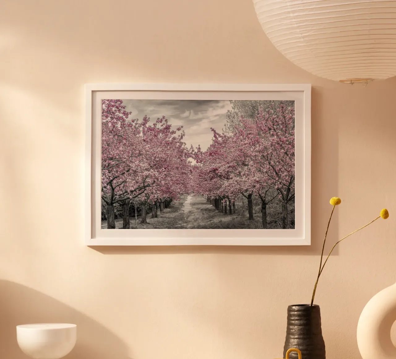 Incantevole viale dei ciliegi in fiore poster con telaio in legno da Melanie Viola