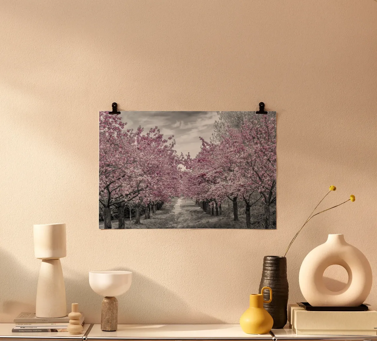 Incantevole viale dei ciliegi in fiore poster con telaio in legno da Melanie Viola