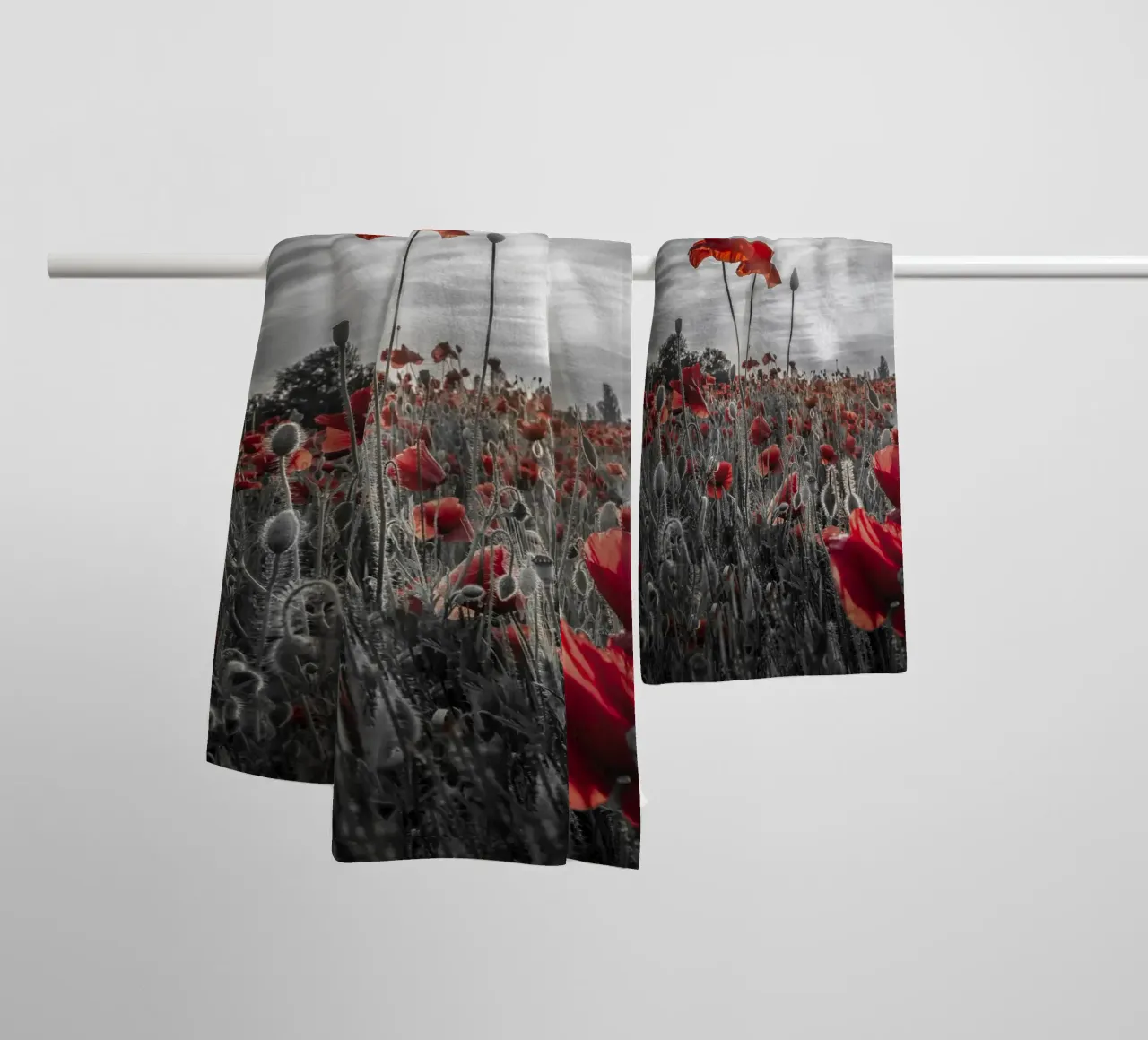 Klaprozen in de zonsondergang | colorkey badhanddoek van Melanie Viola
