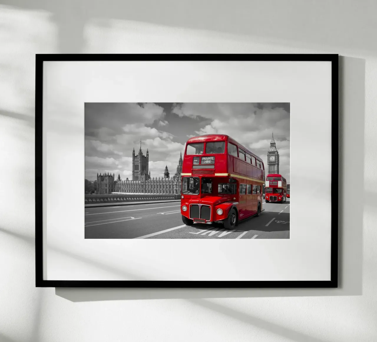 Rote Busse in London poster con telaio in legno da Melanie Viola