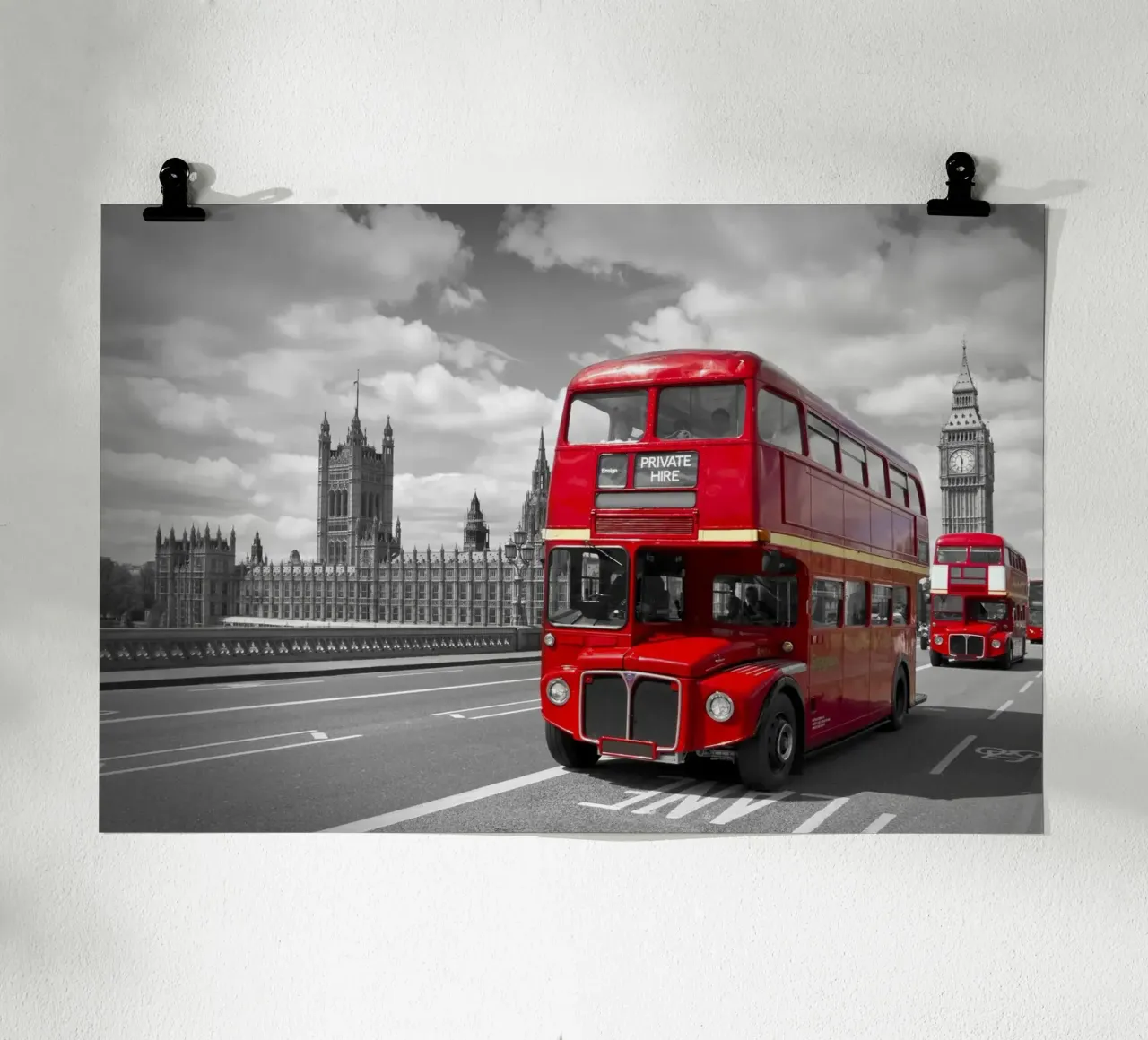 Rote Busse in London poster con telaio in legno da Melanie Viola