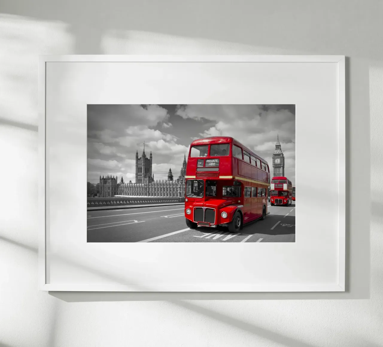 Rote Busse in London poster con telaio in legno da Melanie Viola
