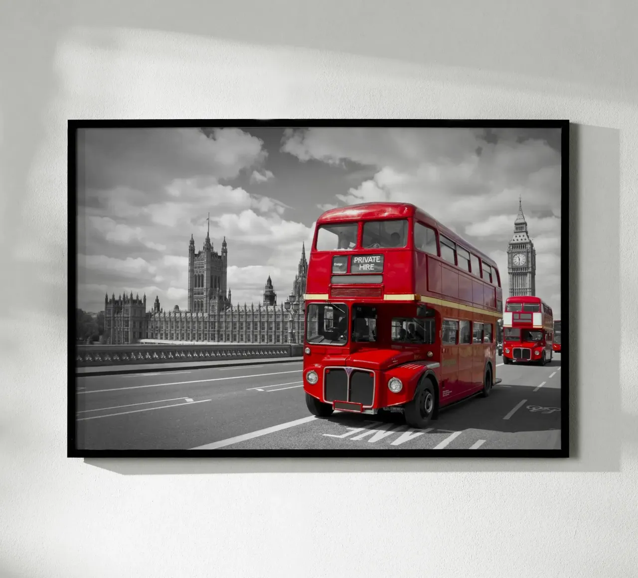 Rote Busse in London poster con telaio in legno da Melanie Viola