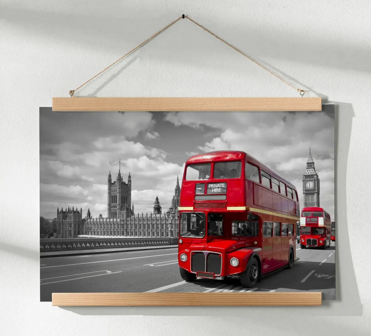 Rote Busse in London poster con telaio in legno da Melanie Viola