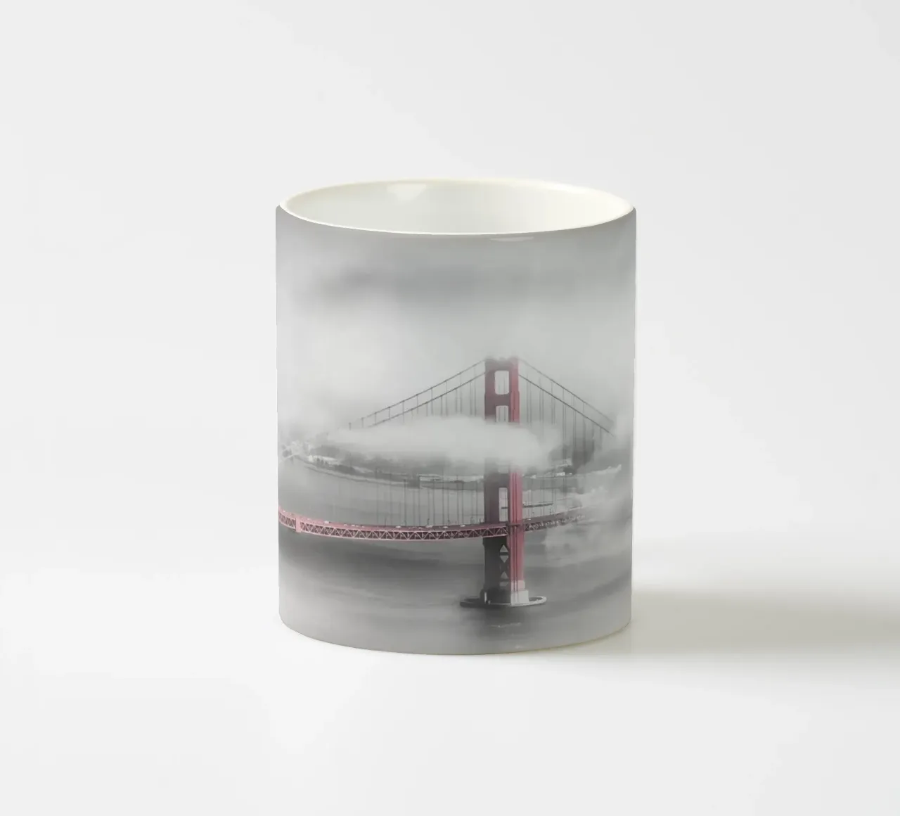 Golden Gate Bridge in de mist | colorkey keramische mok van Melanie Viola