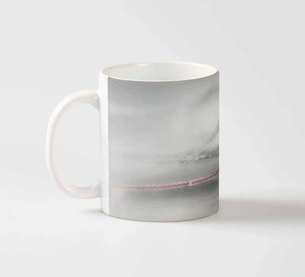 Golden Gate Bridge in de mist | colorkey keramische mok van Melanie Viola