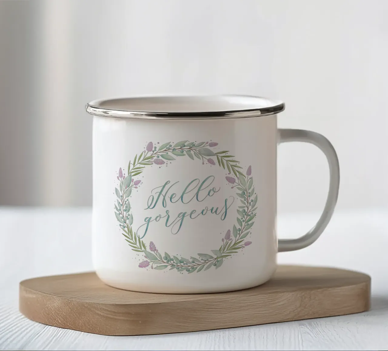 Ghirlanda floreale: Ciao, splendido. Fiori con calligrafia delicata tazza in smalto da CalliLetters