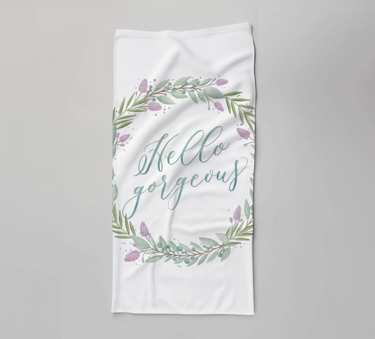 Ghirlanda floreale: Ciao, splendido. Fiori con calligrafia delicata asciugamano da bagno da CalliLetters