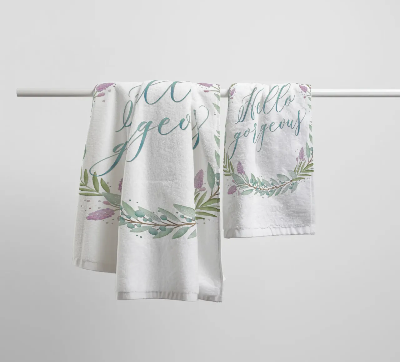 Ghirlanda floreale: Ciao, splendido. Fiori con calligrafia delicata asciugamano da bagno da CalliLetters