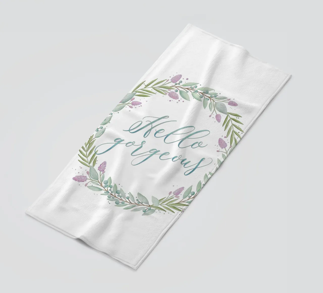 Ghirlanda floreale: Ciao, splendido. Fiori con calligrafia delicata telo mare da CalliLetters