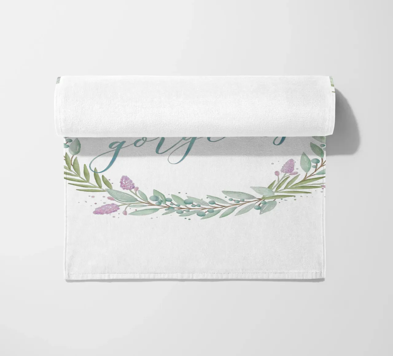 Ghirlanda floreale: Ciao, splendido. Fiori con calligrafia delicata telo mare da CalliLetters