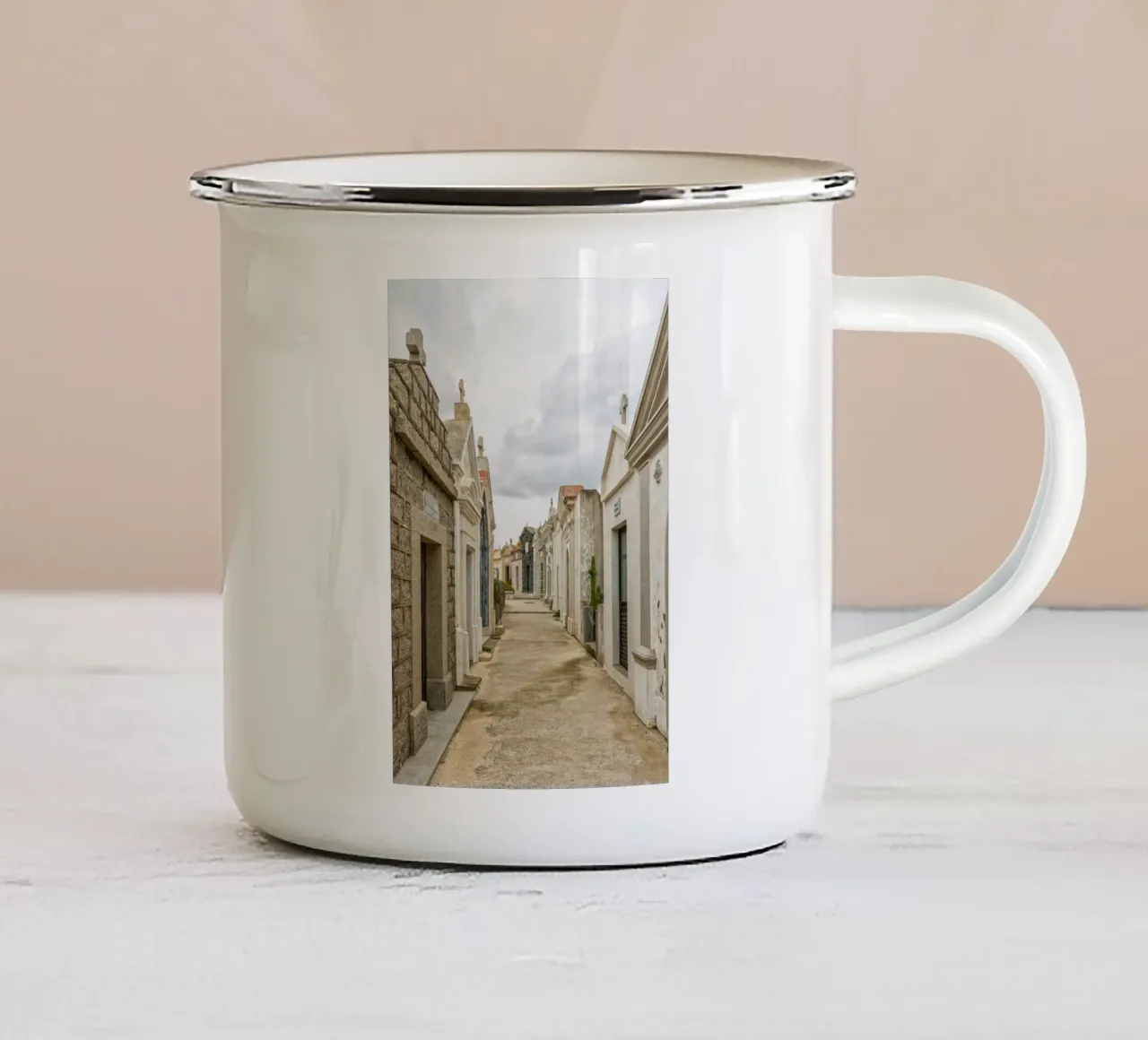Case funerarie tazza in smalto da Curious Collections by Marielle Leenders