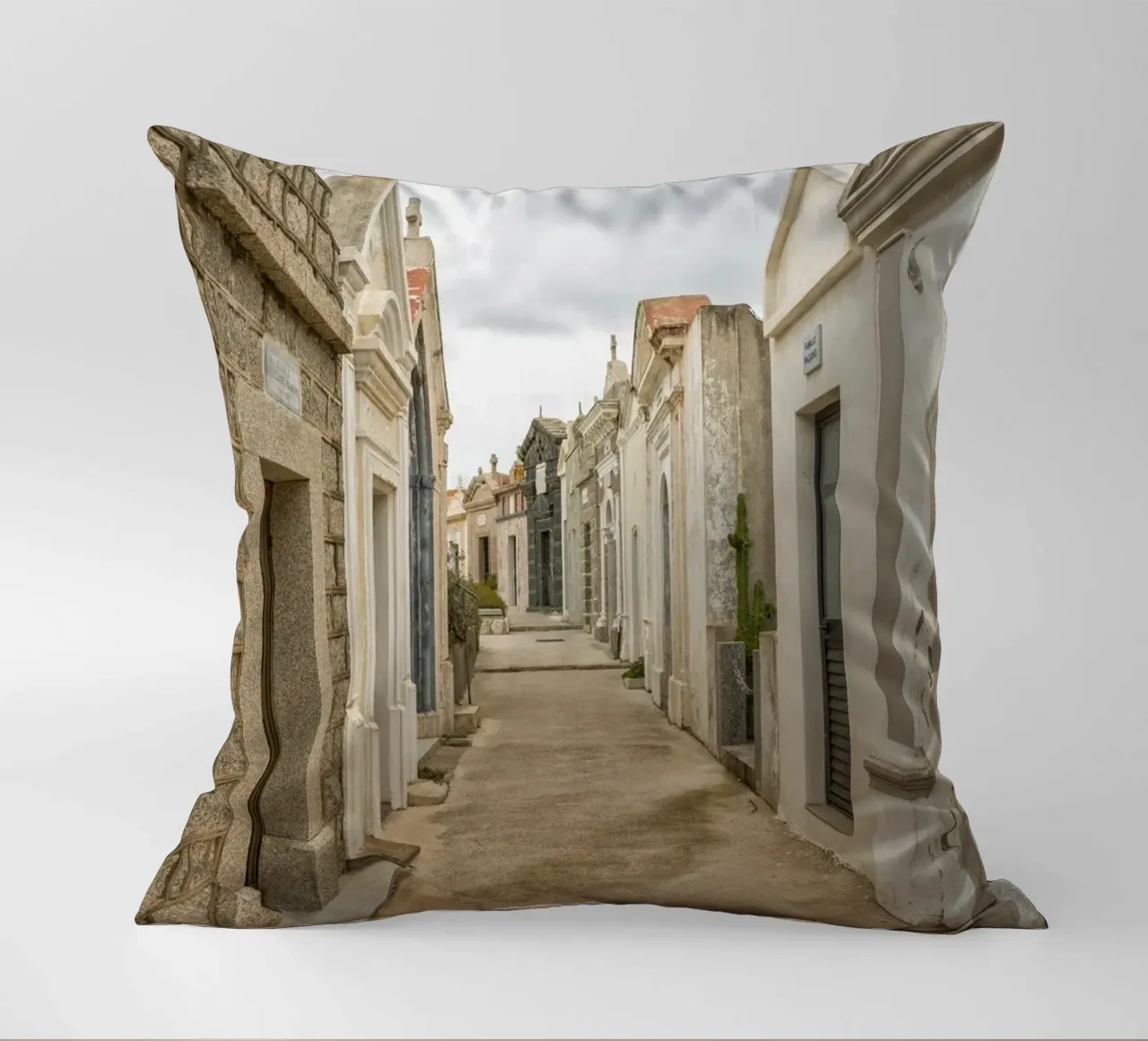 Cimitero storico cuscino da Curious Collections by Marielle Leenders
