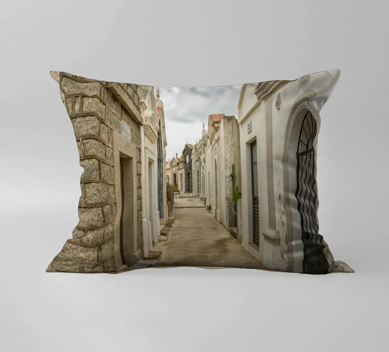 Cimitero storico cuscino da Curious Collections by Marielle Leenders