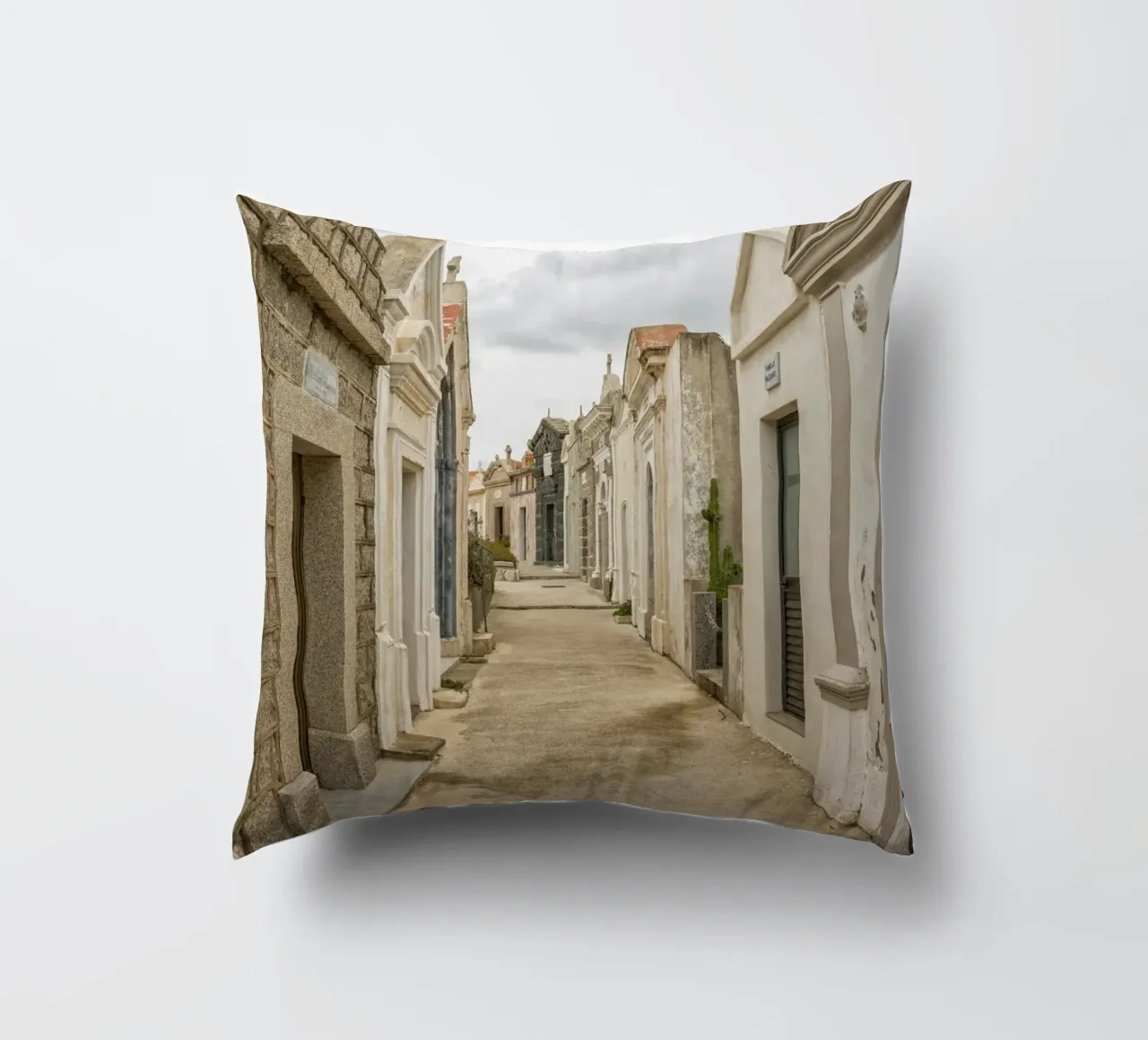 Cimitero storico cuscino da Curious Collections by Marielle Leenders