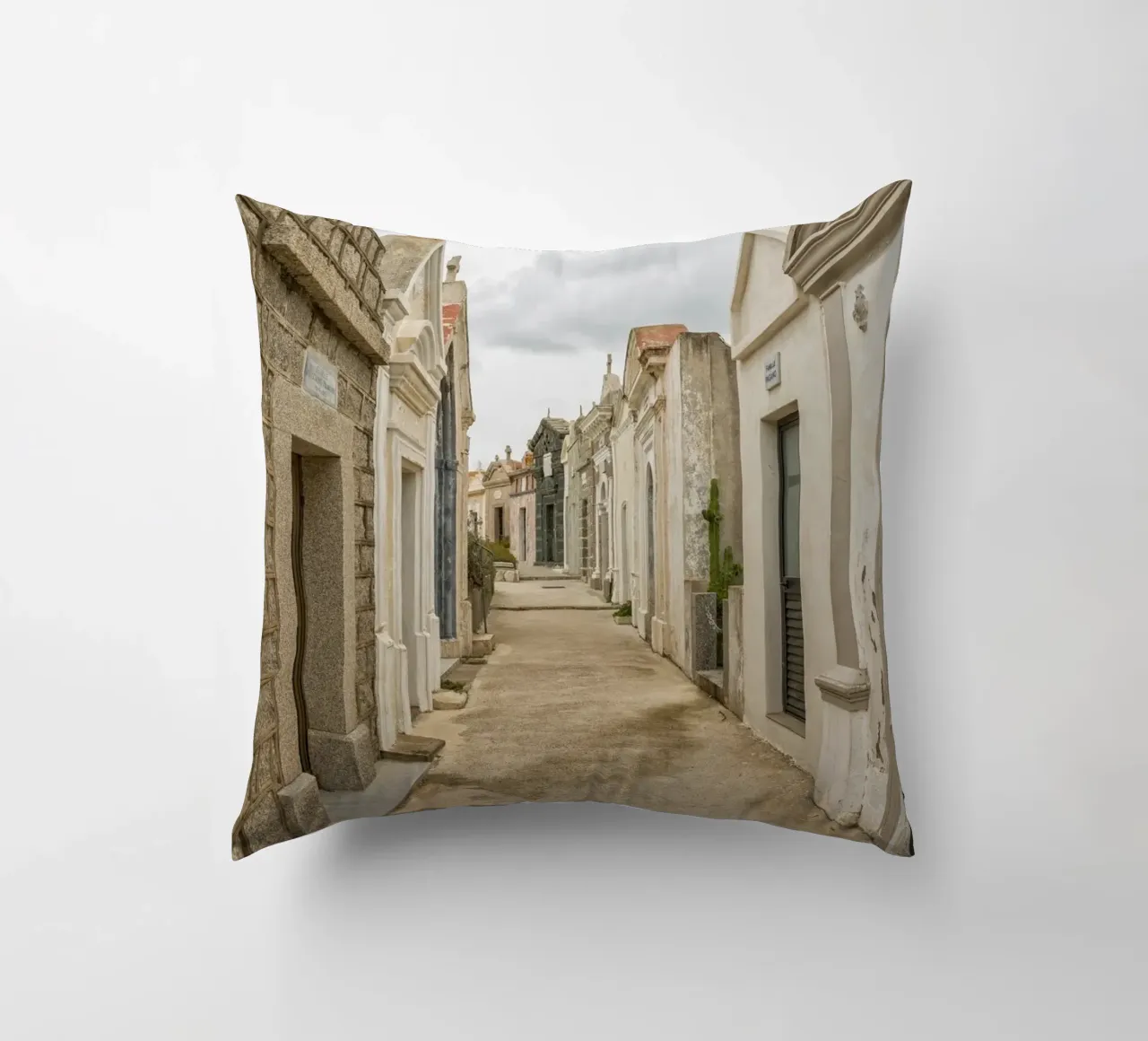 Cimitero storico cuscino da Curious Collections by Marielle Leenders