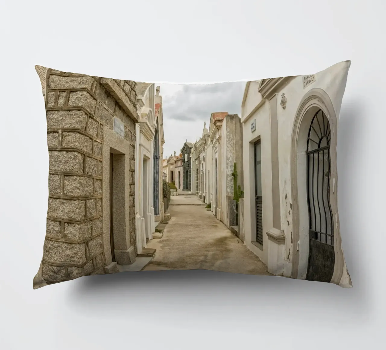 Cimitero storico cuscino da Curious Collections by Marielle Leenders