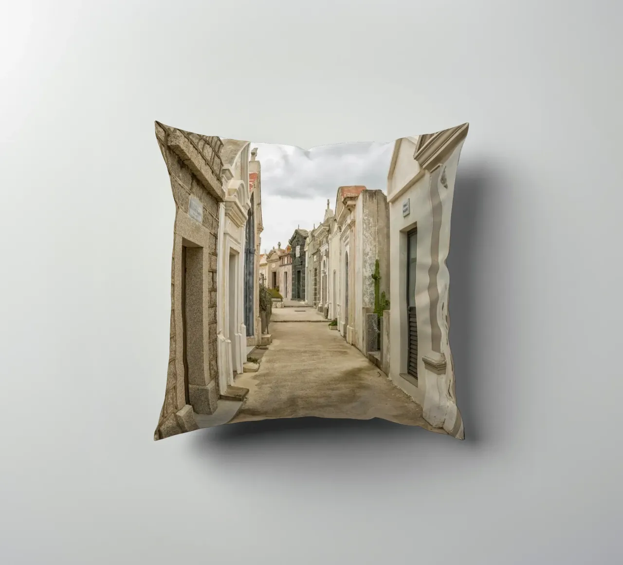 Cimitero storico cuscino da Curious Collections by Marielle Leenders
