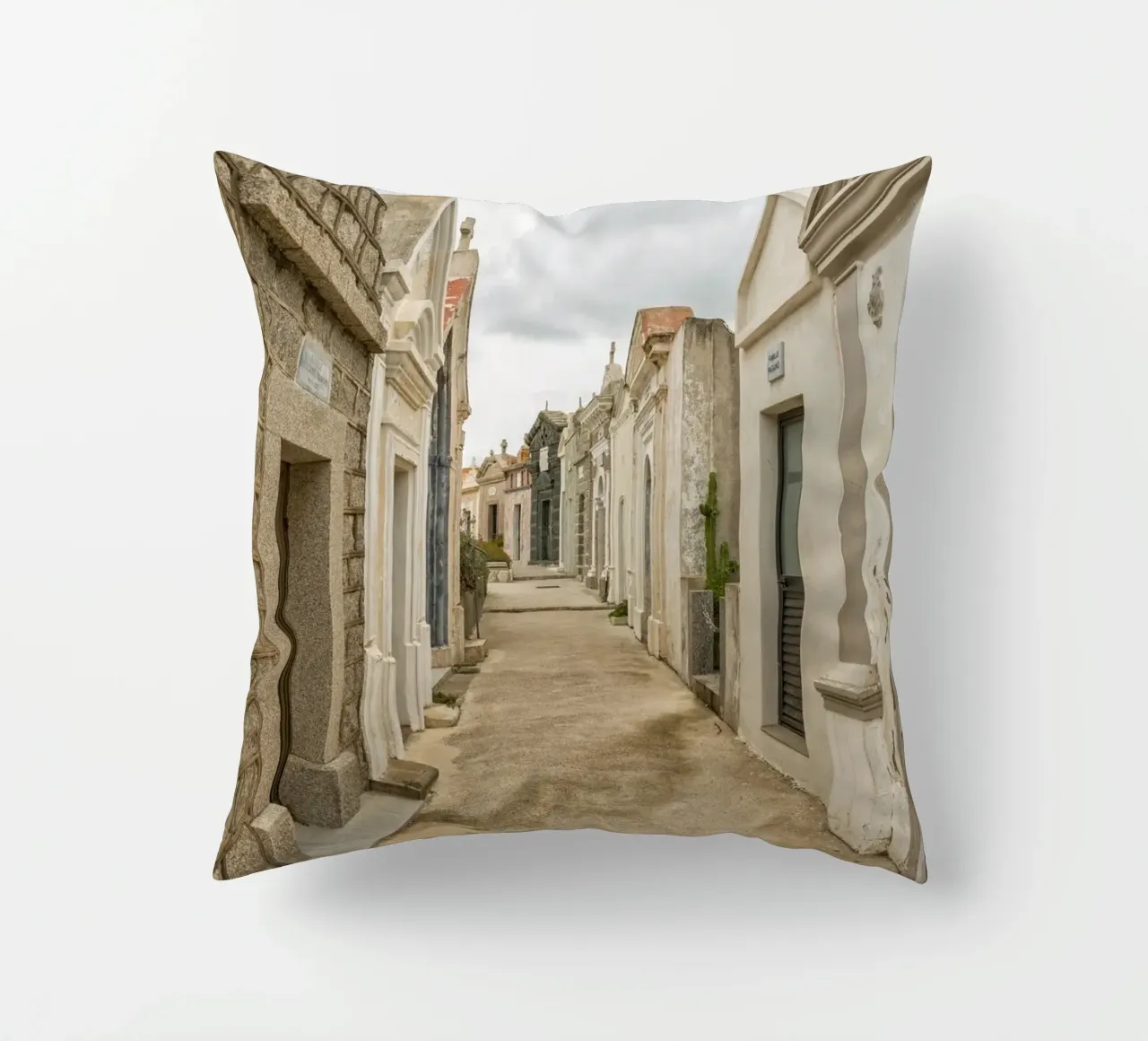 Cimitero storico cuscino da Curious Collections by Marielle Leenders
