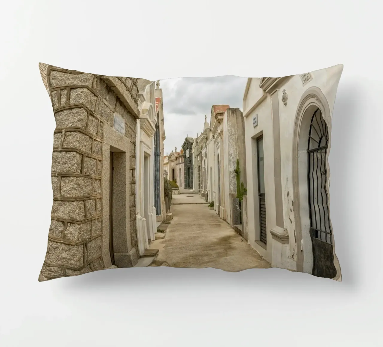 Cimitero storico cuscino da Curious Collections by Marielle Leenders