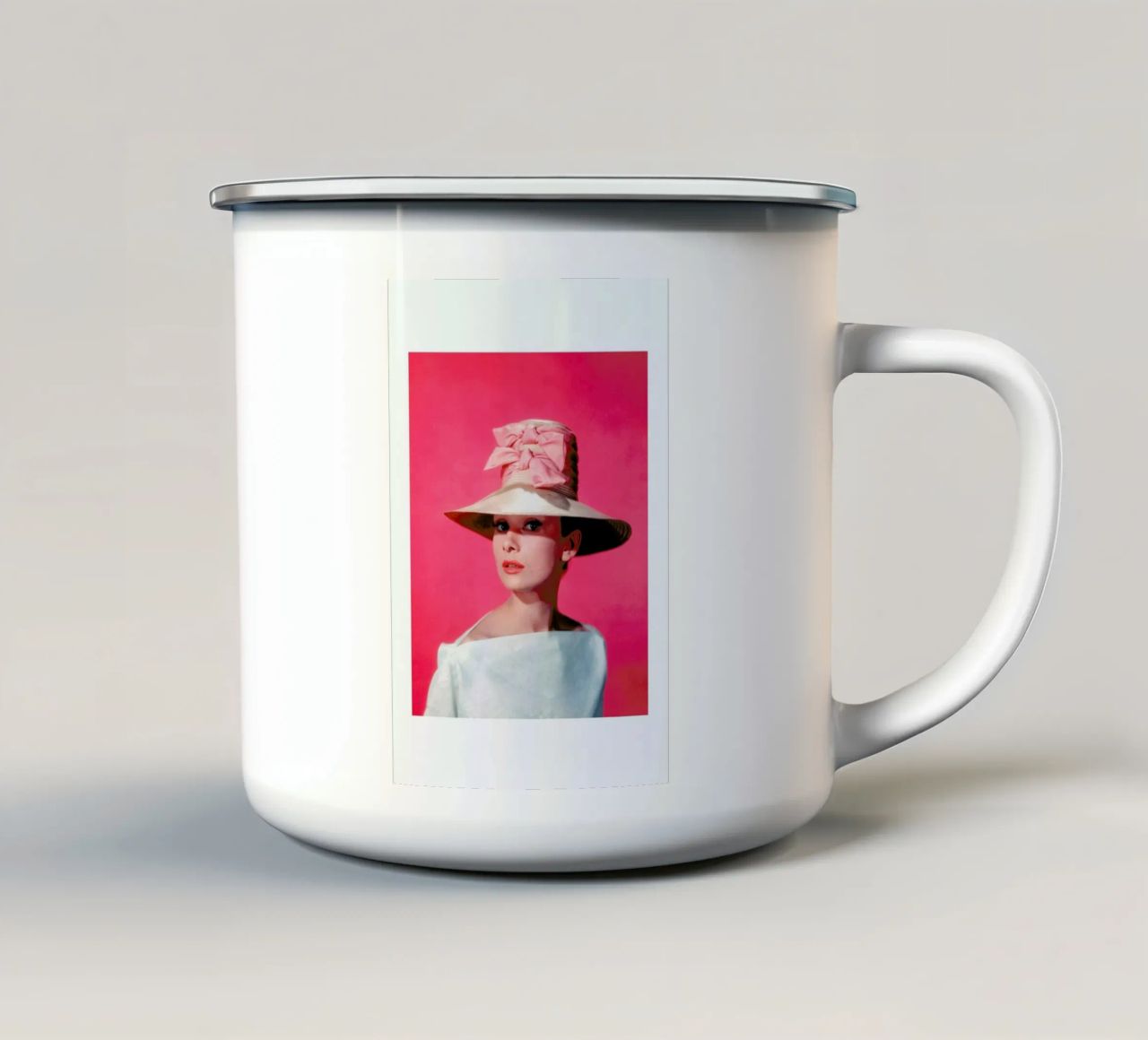 Audrey Hepburn in Funny Face, 1957 Emaille Tasse von Gallery Print and Art Limited