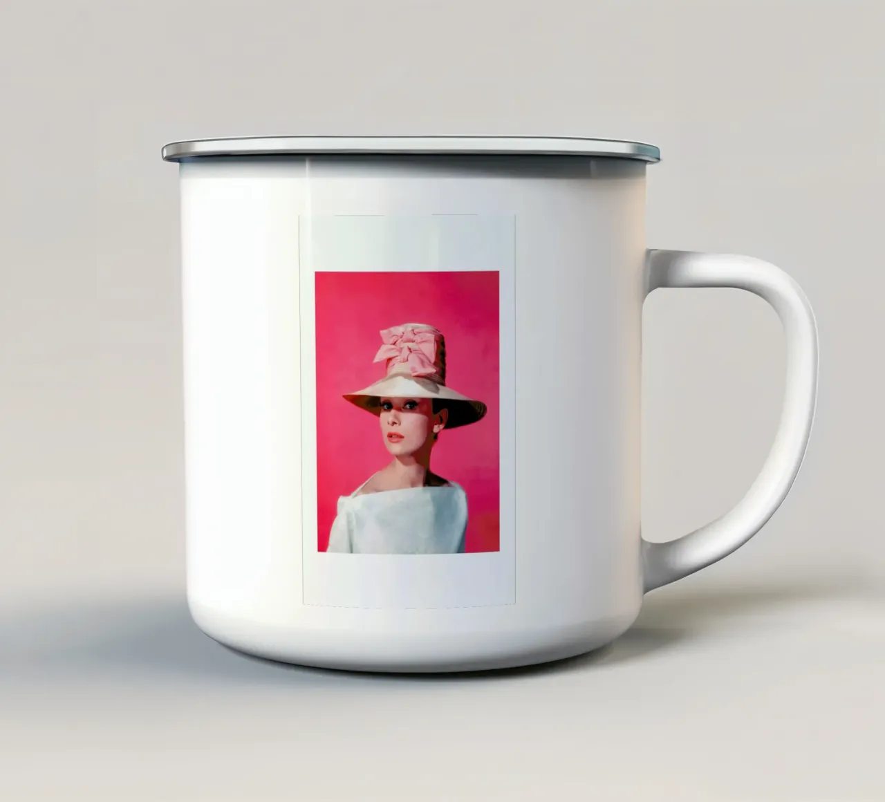 Audrey Hepburn in Funny Face, 1957 tazza in smalto da Gallery Print and Art Limited
