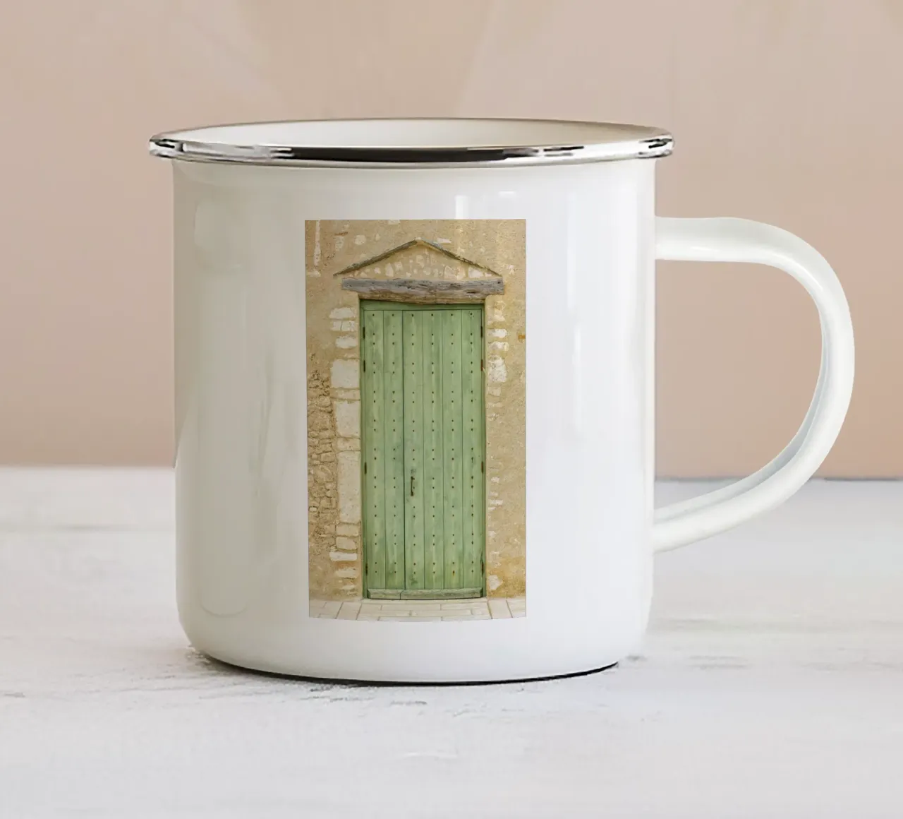 Vecchia porta di legno verde tazza in smalto da Curious Collections by Marielle Leenders