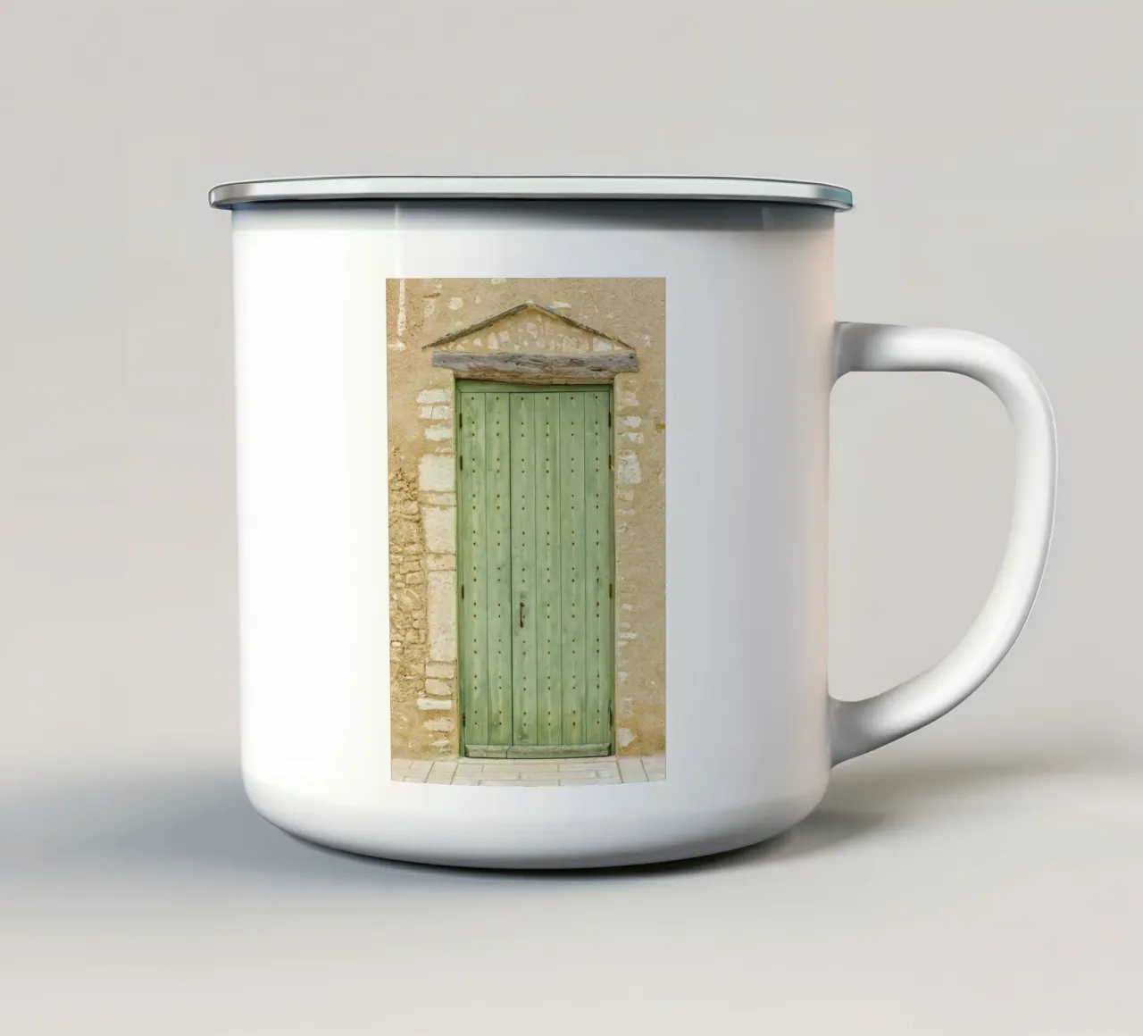 Vecchia porta di legno verde tazza in smalto da Curious Collections by Marielle Leenders
