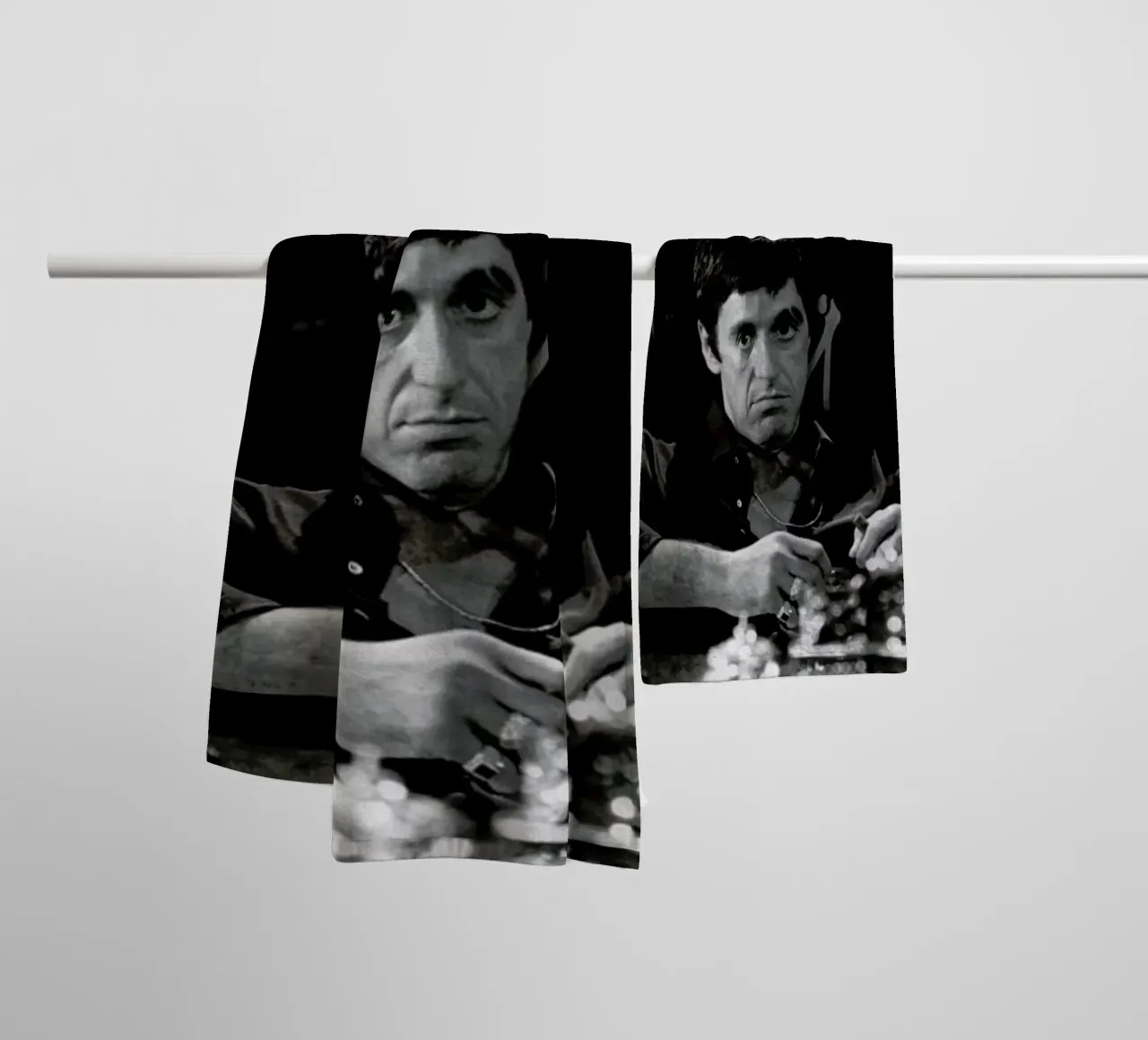 Al Pacino in Scarface asciugamano da bagno da Gallery Print and Art Limited