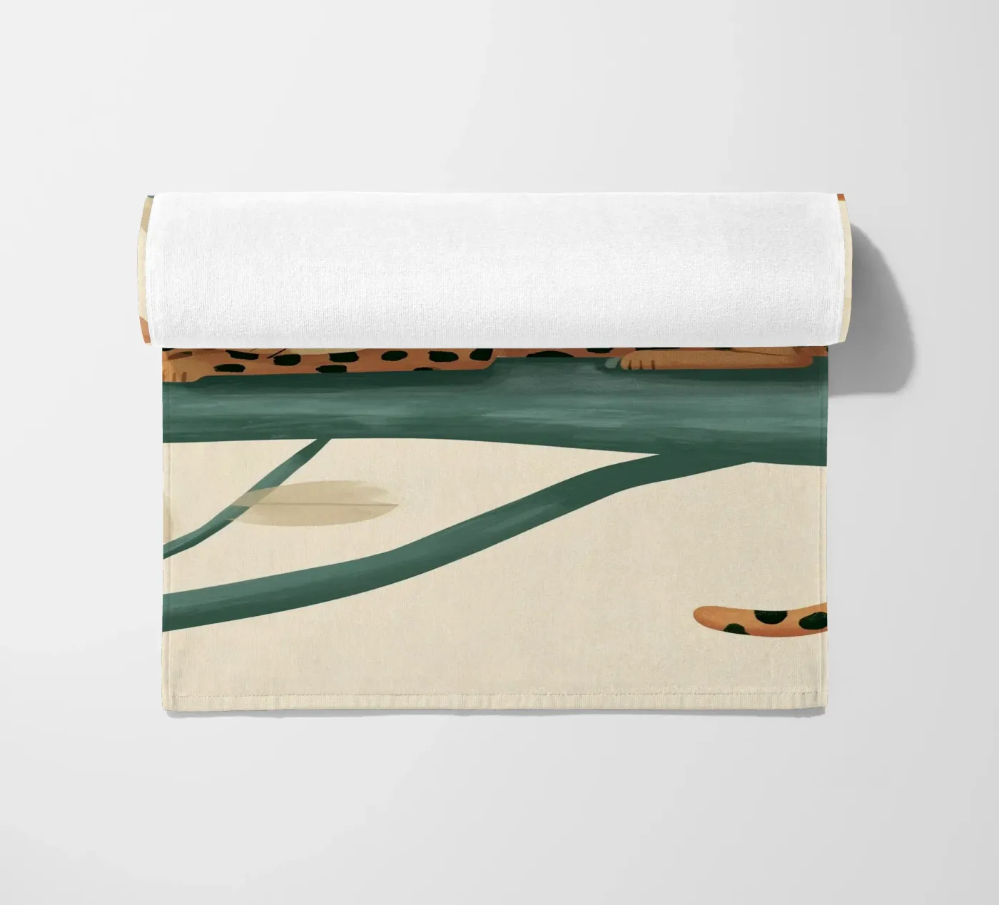 Napping Leopard Strandtuch von Lilo