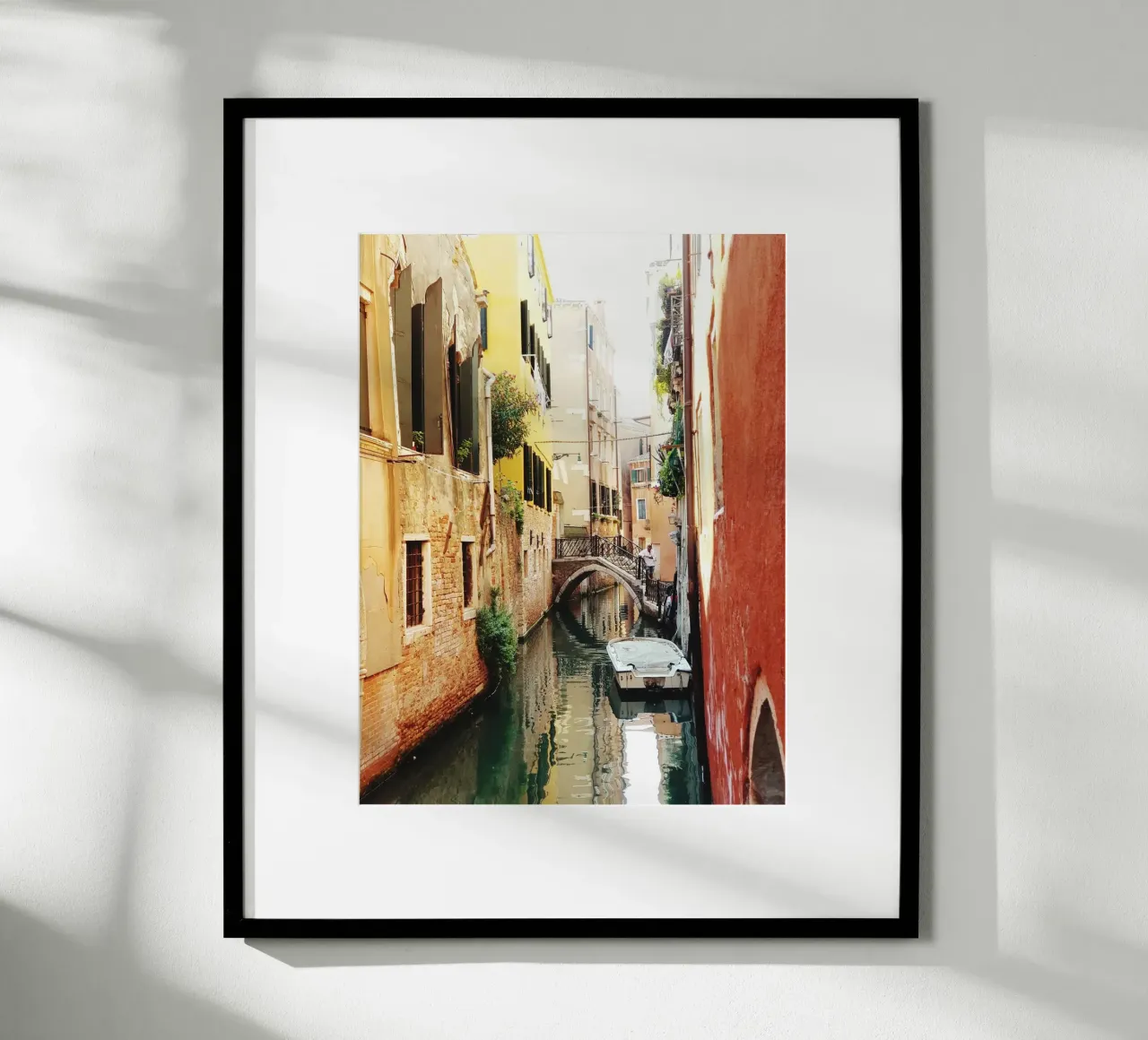 Venice Canal poster con telaio in alluminio da Artsy Bessy