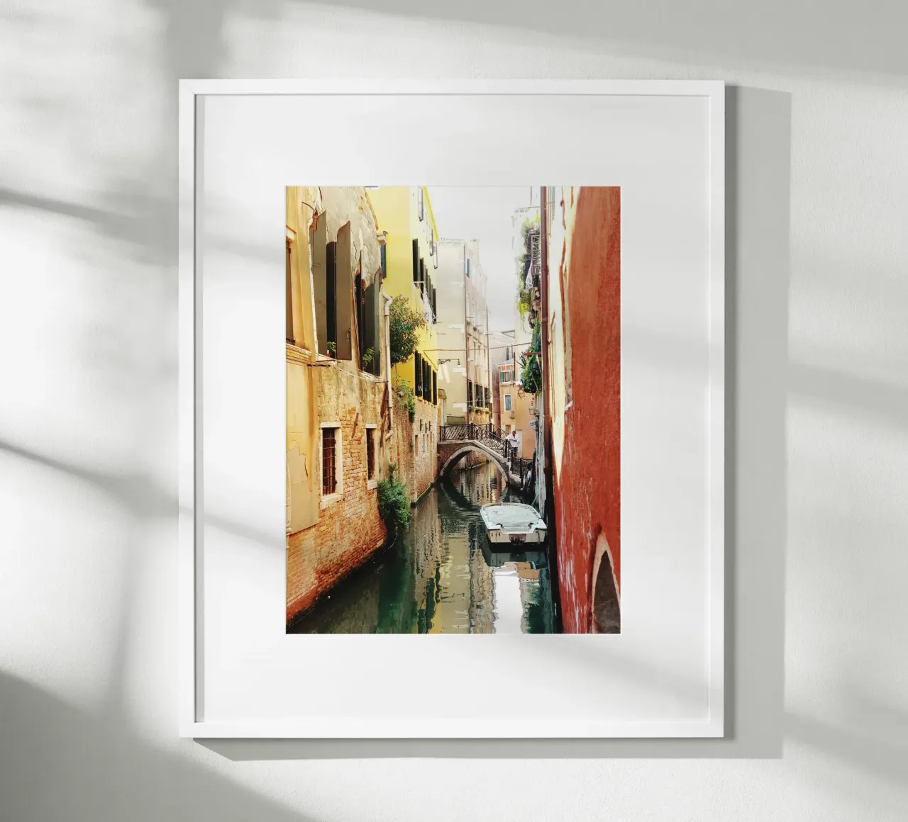 Venice Canal poster con telaio in alluminio da Artsy Bessy