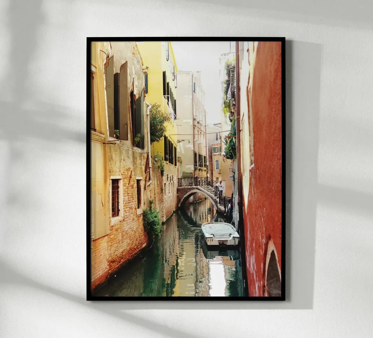 Venice Canal poster con telaio in alluminio da Artsy Bessy