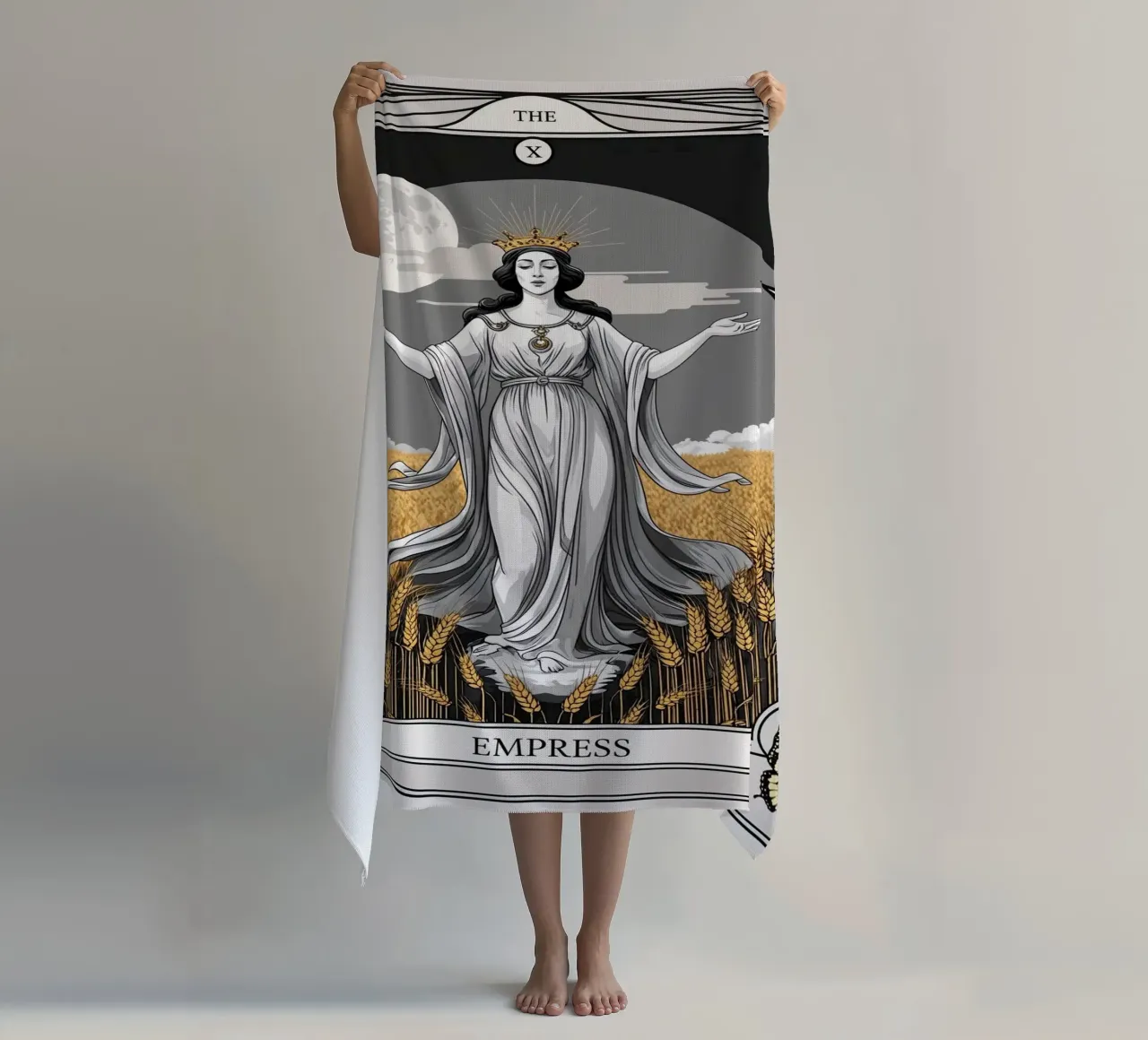 De Keizerin - Symbool van Overvloed strandhanddoek van Mystique & Muse