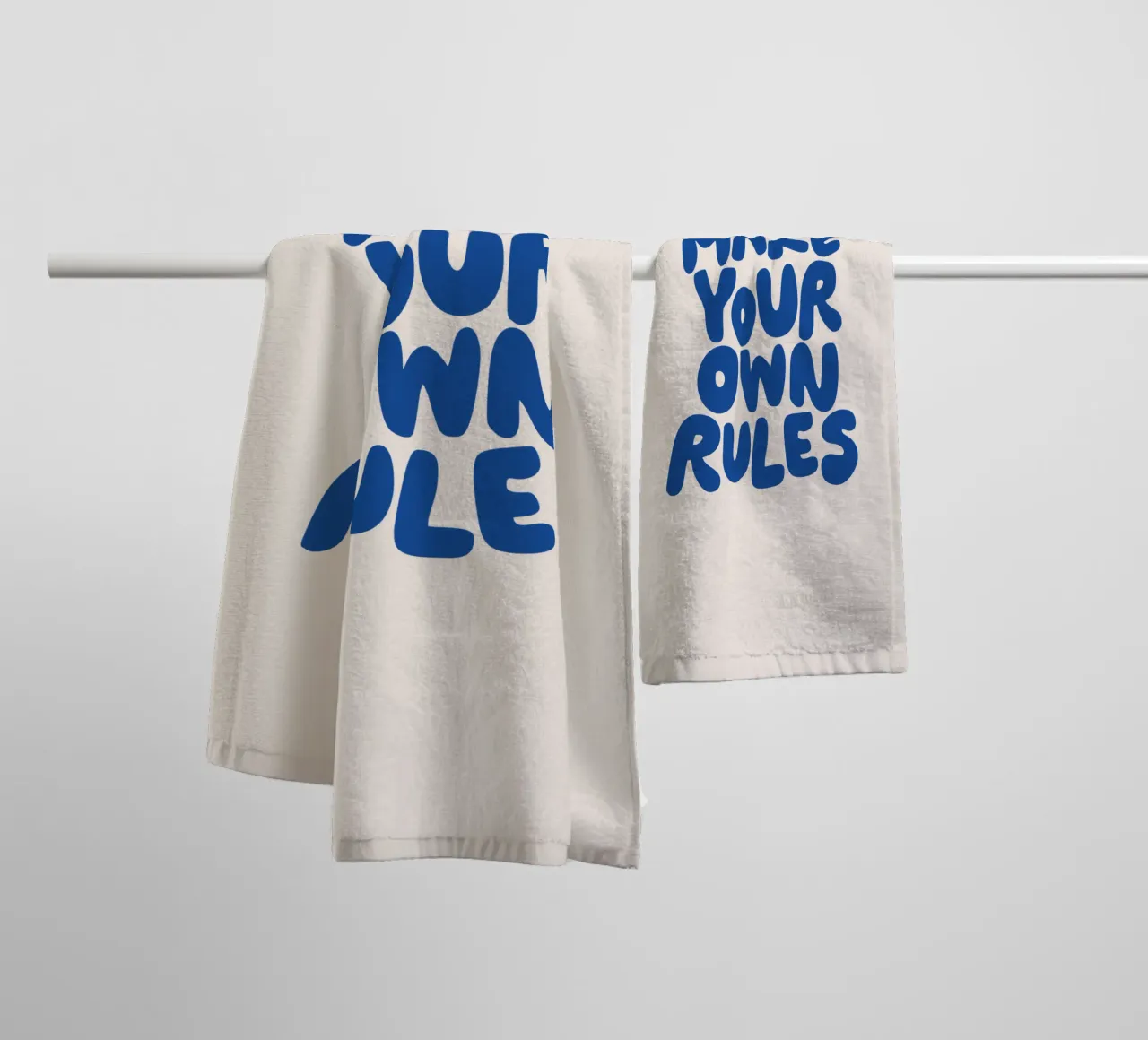 Crea le tue regole Design tipografico in blu asciugamano da bagno da THE MOTIVATED TYPE
