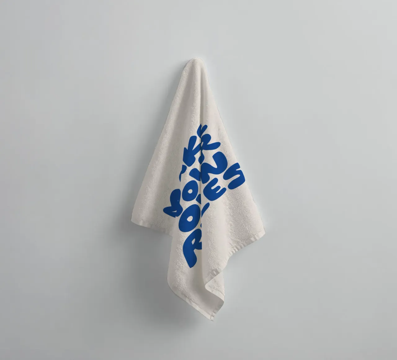 Crea le tue regole Design tipografico in blu asciugamano da bagno da THE MOTIVATED TYPE